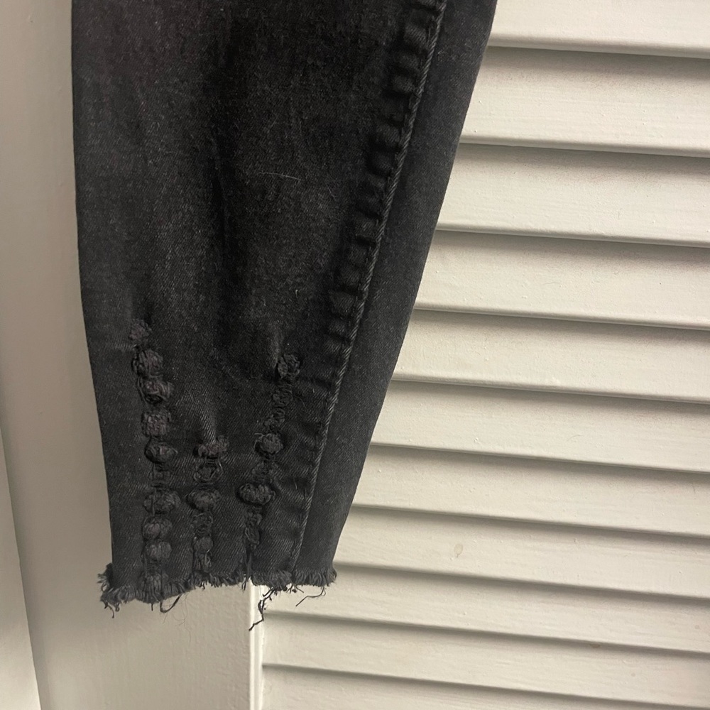 Pretty Little Thing PLT Blk Washed Distressed Cropped Skinny Jeans, Size 6 - Picture 12 of 14